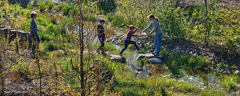 Kinder spielen in der Natur